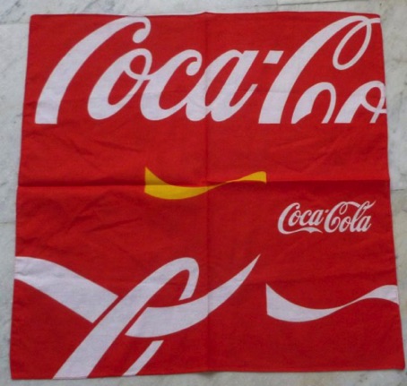 9561-1 € 2,50 coca cola sjaaltje rood wit 53 x 53 cm